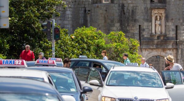 17.06.2018., Dubrovnik - Uber vozila iz svih regija Hrvatske "preplavili" Dubrovnik. Photo: Grgo Jelavic/PIXSELL