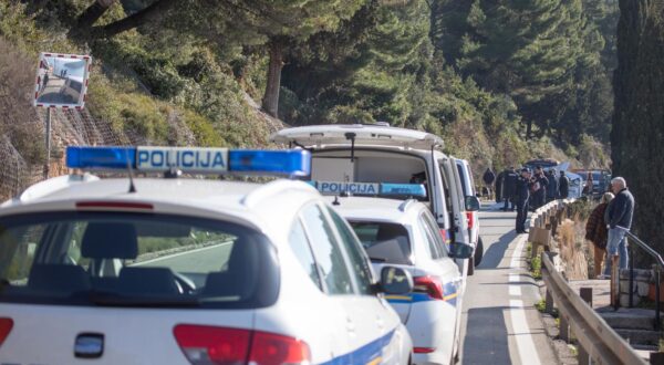 18.02.2025. Dubrovnik - Jutros, oko 7,30 sati, na državnoj cesti D-8  pod još neutvrđenim okolnostima, prevrnulo se na krov, izvijestila je policija.Na mjestu događaja preminula je jedna osoba. Stijena se odlomila i pala na kombi vozilo Photo: Grgo Jelavic/PIXSELL