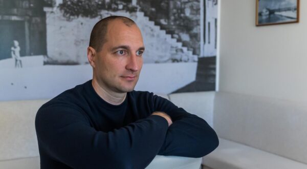 18.03.2025., Baska Voda  - Vjekoslav Radic sin pokojnog ministra Jure Radica nezavisni kandidat za Nacelnika opcine Baska Voda. Photo: Zvonimir Barisin/PIXSELL