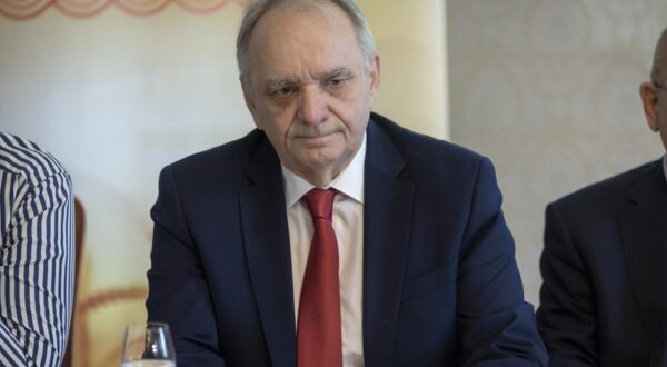 18.04.2025., Osijek - Predstavljanje  Branimira Glavasa, nezavisnog kandidata za zupana Osjecko-baranjske zupanije na predstojecim lokalnim izborima. Photo: Davor Javorovic/PIXSELL