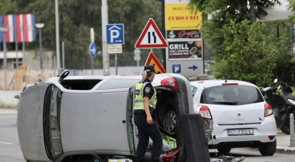 18.06.25.,Split-Nakon sudara osobnih vozila u Zrinsko Frankopanskoj ulici oko 15 sati jedno vozilo zavrsilo na boku, a cesta prema rotoru kod Lore zatvorena je za promet zbog ocevida. Photo: Ivo Cagalj/PIXSELL
