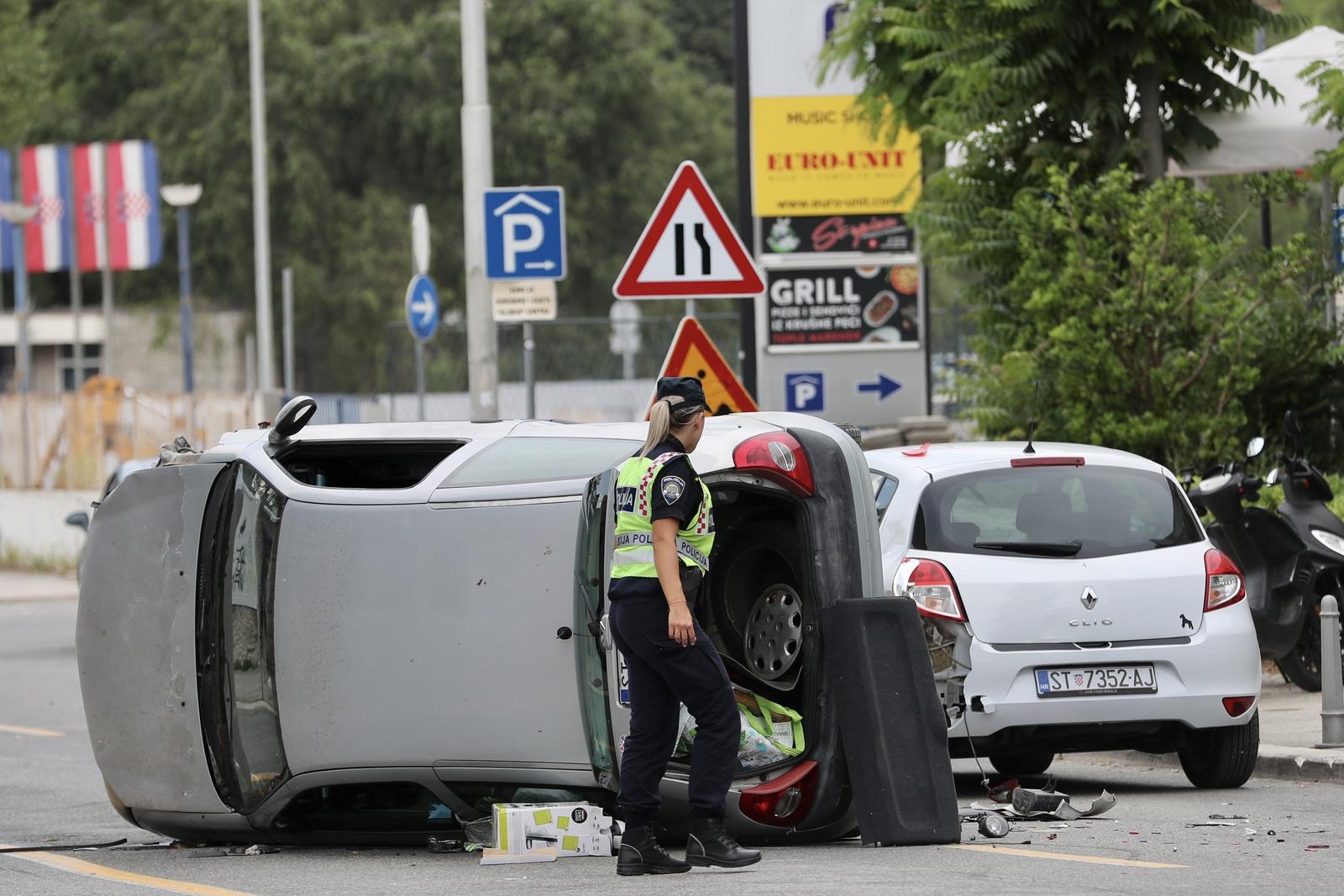18.06.25.,Split-Nakon sudara osobnih vozila u Zrinsko Frankopanskoj ulici oko 15 sati jedno vozilo zavrsilo na boku, a cesta prema rotoru kod Lore zatvorena je za promet zbog ocevida. Photo: Ivo Cagalj/PIXSELL