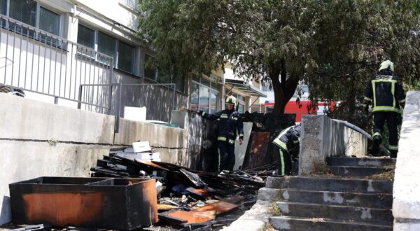 19.06.2025., Sibenik --Kod apoteke na Baldekinu zapalio se drveni otpad,odbaceni namjestaj.brzom intervencijom sibenskih vatrogasaca pozar je ugasen. Photo: Dusko Jaramaz/PIXSELL