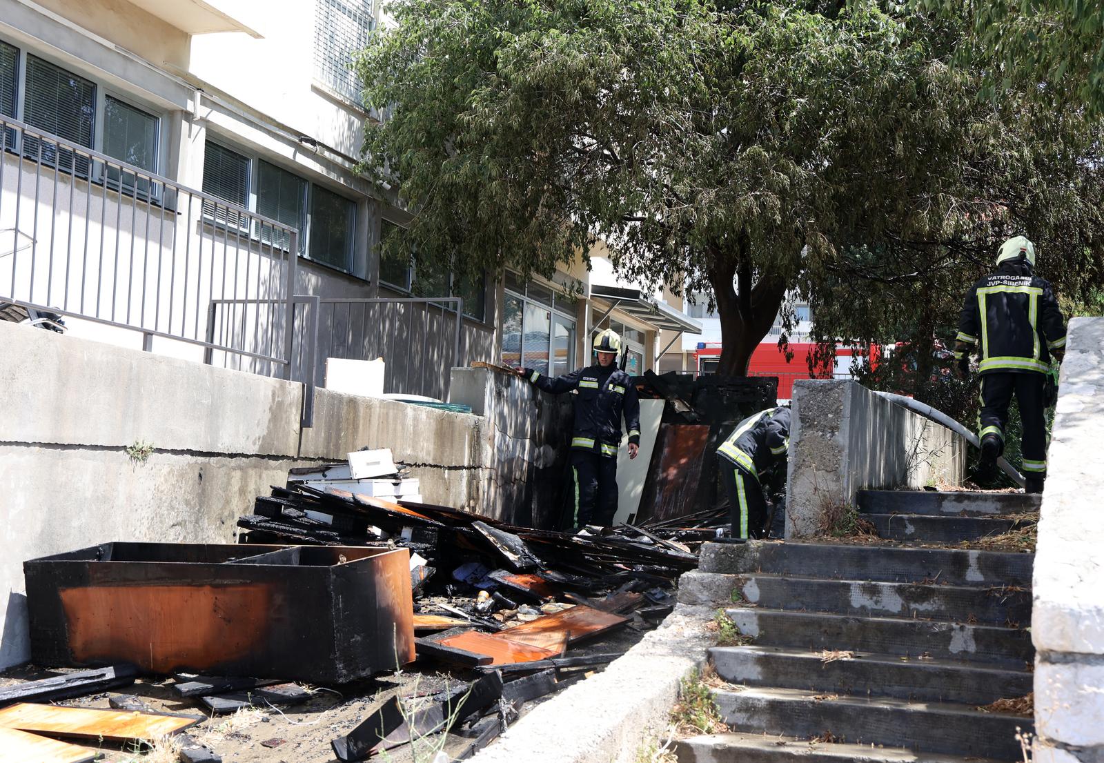 19.06.2025., Sibenik --Kod apoteke na Baldekinu zapalio se drveni otpad,odbaceni namjestaj.brzom intervencijom sibenskih vatrogasaca pozar je ugasen. Photo: Dusko Jaramaz/PIXSELL
