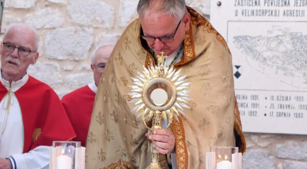 19.06.2025., Sibenik --Tijelovo ili Svetkovina Presvetog Tijela i Krvi Kristove se obiljezila u Sibeniku Svetm Misom i procesijom koju je predvodio je mons Tomislav Rogic,biskup sibenski. Photo: Dusko Jaramaz/PIXSELL