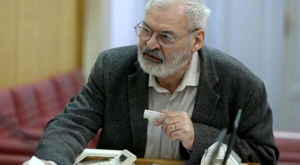 21.04.2016., Zagreb - Raspravom o Izvjescu o provedbi Zakona o pravu na pristup informacijama za 2015. godinu nastavljena je 3. sjednica Sabora. Jaroslav Pecnik. rPhoto: Patrik Macek/PIXSELL