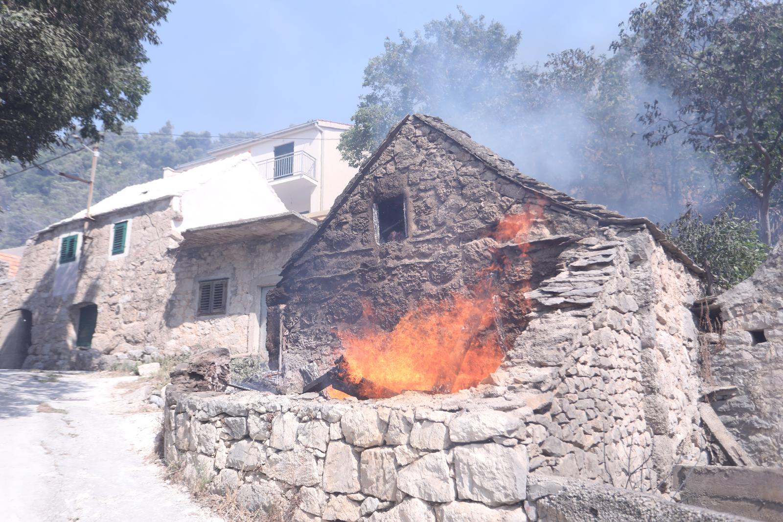 21.06.2025., Pisak - Gori kamena kuca. Pozar se i dalje siri. Trenutno je na terenu vise od 250 vatrogasaca i jedan kanader. Photo: Ivo Cagalj/PIXSELL