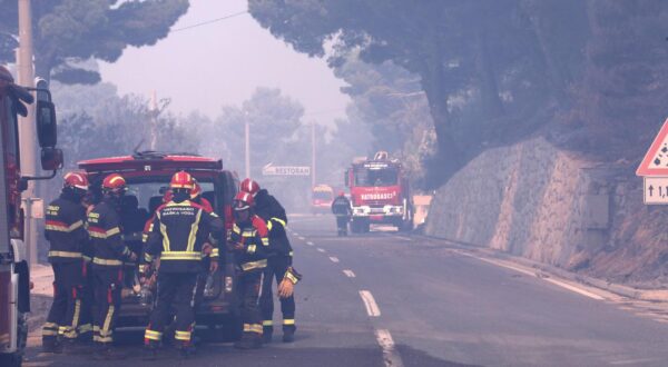 21.06.2025., Pisak - Brojne kuce i automobili su izgorjeli ili i dalje gore u pozaru. Vatrogaci su i dalje na terenu i pokusavaju lokalizirati pozar.  Photo: Ivo Cagalj/PIXSELL