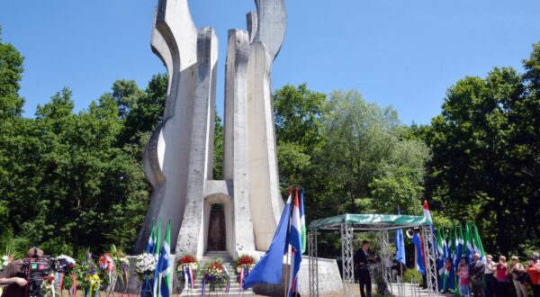 22.06.2015., Sisak - Svecana proslava Dana antifasisticke borbe u sumi Brezovica, na mjestu osnivanja Prvog partizanskog odreda. Svecanosti su nazocila brojna izaslanstva te predsjednica Republike Hrvatske i predsjednik Vlade. Premijer Zoran Milanovic. rPhoto: Nikola Cutuk/PIXSELL