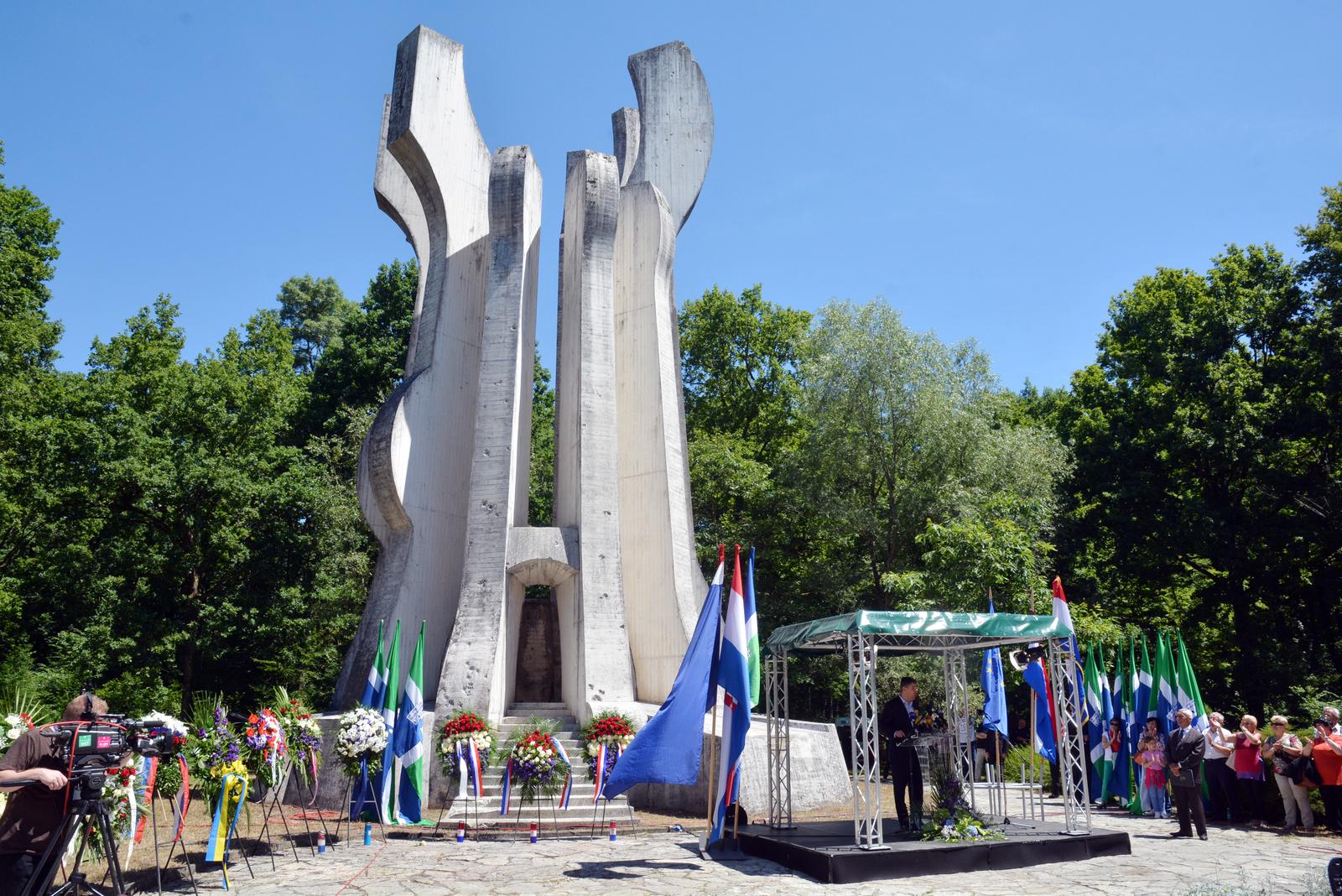 22.06.2015., Sisak - Svecana proslava Dana antifasisticke borbe u sumi Brezovica, na mjestu osnivanja Prvog partizanskog odreda. Svecanosti su nazocila brojna izaslanstva te predsjednica Republike Hrvatske i predsjednik Vlade. Premijer Zoran Milanovic. rPhoto: Nikola Cutuk/PIXSELL