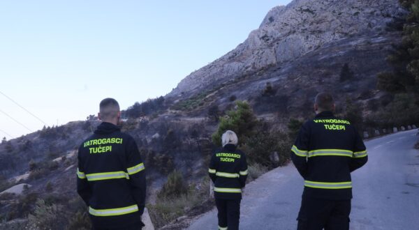 22.06.2025.,Omis - Jutro na pozaristu kod Mimica i Marusica protice bez novih aktivnih pozara. Vatrogasci koji su probdjeli cijelu noc dezurajuci iscekuju smjene a stanovnici u iscekivanju dolaska radnika HEP-a. Photo: Ivo Cagalj/PIXSELL