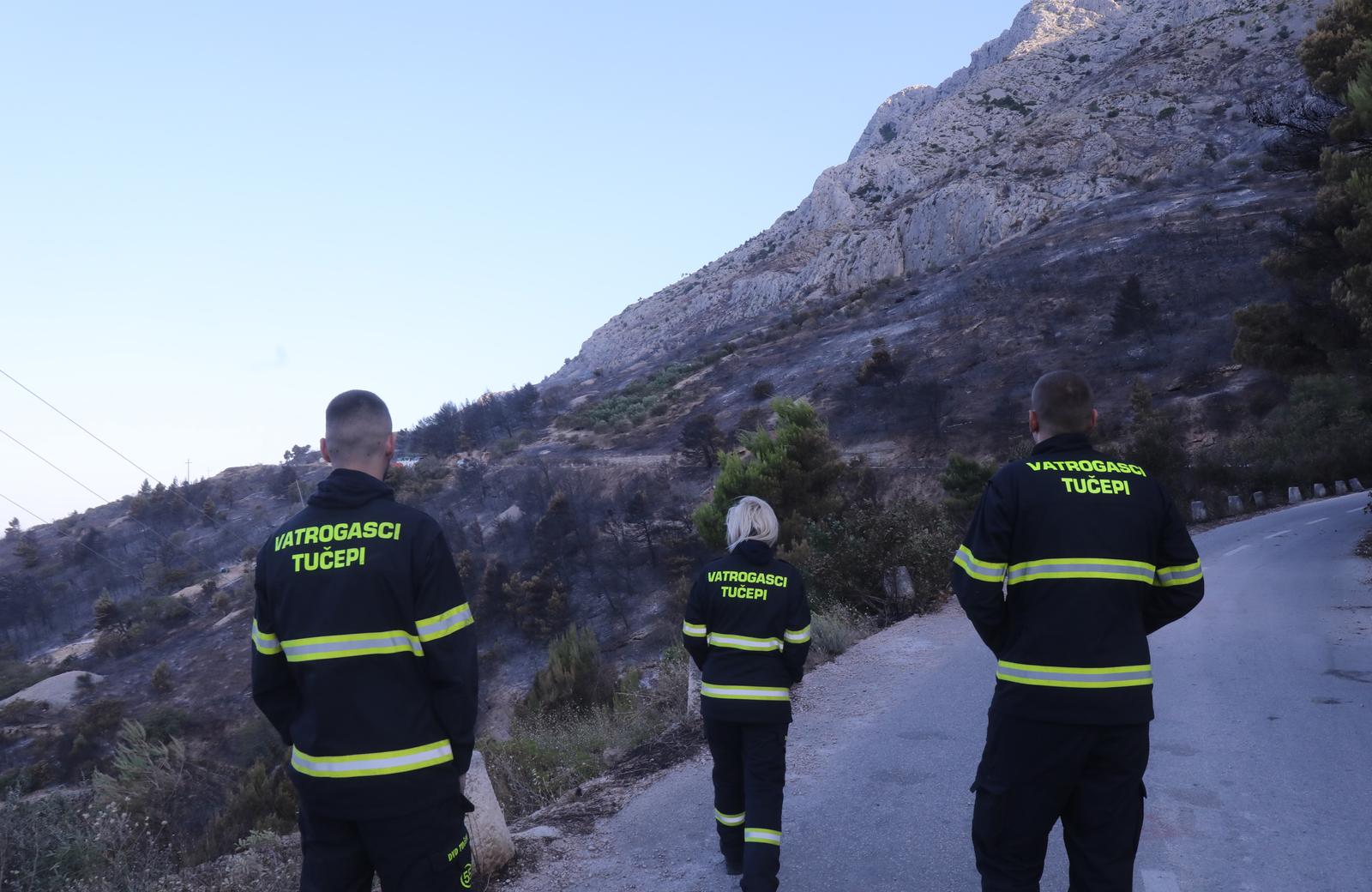 22.06.2025.,Omis - Jutro na pozaristu kod Mimica i Marusica protice bez novih aktivnih pozara. Vatrogasci koji su probdjeli cijelu noc dezurajuci iscekuju smjene a stanovnici u iscekivanju dolaska radnika HEP-a. Photo: Ivo Cagalj/PIXSELL