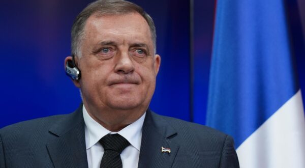 23.06.2025., Palata republike, Banja Luka (BiH) - Predsjednik RS Milorad Dodik odrzao pres konferencijusa Rodom R. Blagojevichom, bivsem guvernerom americke savezne drzave Illinois. Dodik je rekao da zna ko su biznismeni iz Konjica koji su ucijenili njegov zivot, ali da ne smije o tom pricati zbog  policijske istrage, kao i da su dva covjeka koji su unajmljeni da budu atentatori na njega trenutno u pritvoru u Rijeci, u Hrvatskoj, odnosno u Novom Pazaru, u Srbiji.

  Photo: Dejan Rakita/PIXSELL
