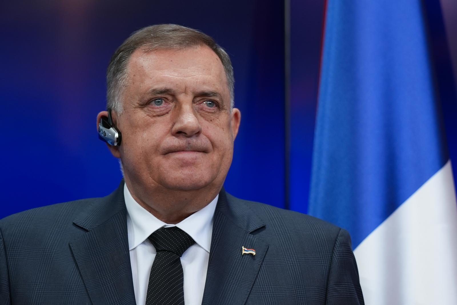 23.06.2025., Palata republike, Banja Luka (BiH) - Predsjednik RS Milorad Dodik odrzao pres konferencijusa Rodom R. Blagojevichom, bivsem guvernerom americke savezne drzave Illinois. Dodik je rekao da zna ko su biznismeni iz Konjica koji su ucijenili njegov zivot, ali da ne smije o tom pricati zbog  policijske istrage, kao i da su dva covjeka koji su unajmljeni da budu atentatori na njega trenutno u pritvoru u Rijeci, u Hrvatskoj, odnosno u Novom Pazaru, u Srbiji.

  Photo: Dejan Rakita/PIXSELL