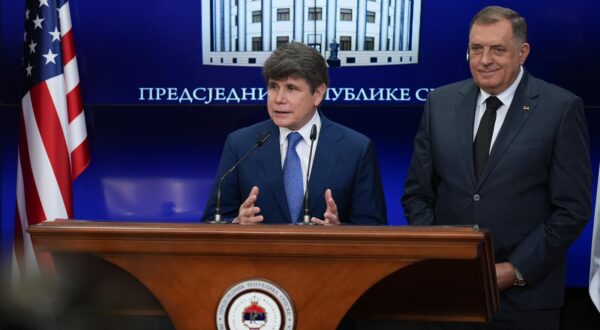 23.06.2025., Palata republike, Banja Luka (BiH) - Predsjednik RS Milorad Dodik odrzao pres konferencijusa Rodom R. Blagojevichom, bivsem guvernerom americke savezne drzave Illinois. Dodik je rekao da zna ko su biznismeni iz Konjica koji su ucijenili njegov zivot, ali da ne smije o tom pricati zbog  policijske istrage, kao i da su dva covjeka koji su unajmljeni da budu atentatori na njega trenutno u pritvoru u Rijeci, u Hrvatskoj, odnosno u Novom Pazaru, u Srbiji.

  Photo: Dejan Rakita/PIXSELL