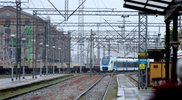 24.04.2024., Rijeka - Nova izravna zeljeznicka putnicka linija izmedu Trsta (Villa Opicina) i Rijeke preko Divace, Pivke i Ilirske Bistrice (SLO) predstavljena je danas na rijeckom zeljeznickom kolodvoru. Vlakovi na relaciji Villa Opicina - Rijeka vozit ce od 24. travnja do 30. rujna ove godine. Photo: Nel Pavletic/PIXSELL