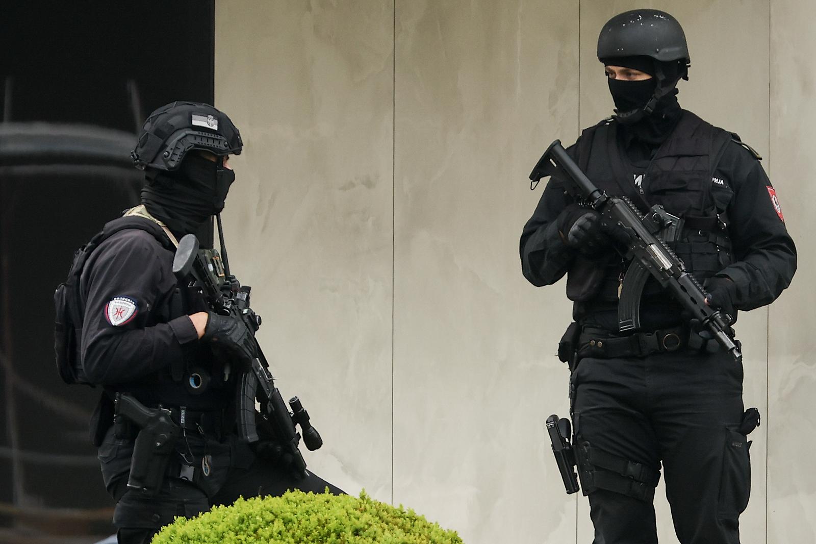 24.04.2025., Istocno Sarajevo, Bosna i Hercegovina - Na sljemovima zandermerije koja cuva zgradu gdje se nalazi Milorad Dodik istaknuta je zastava Srbije. Photo: Armin Durgut/PIXSELL