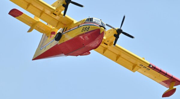 24.06.2025., Makarska - Buknuo pozar na Velikom Brdu.  Photo: Matko Begovic/PIXSELL