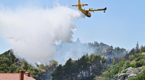 24.06.2025., Makarska - Buknuo pozar na Velikom Brdu.  Photo: Matko Begovic/PIXSELL