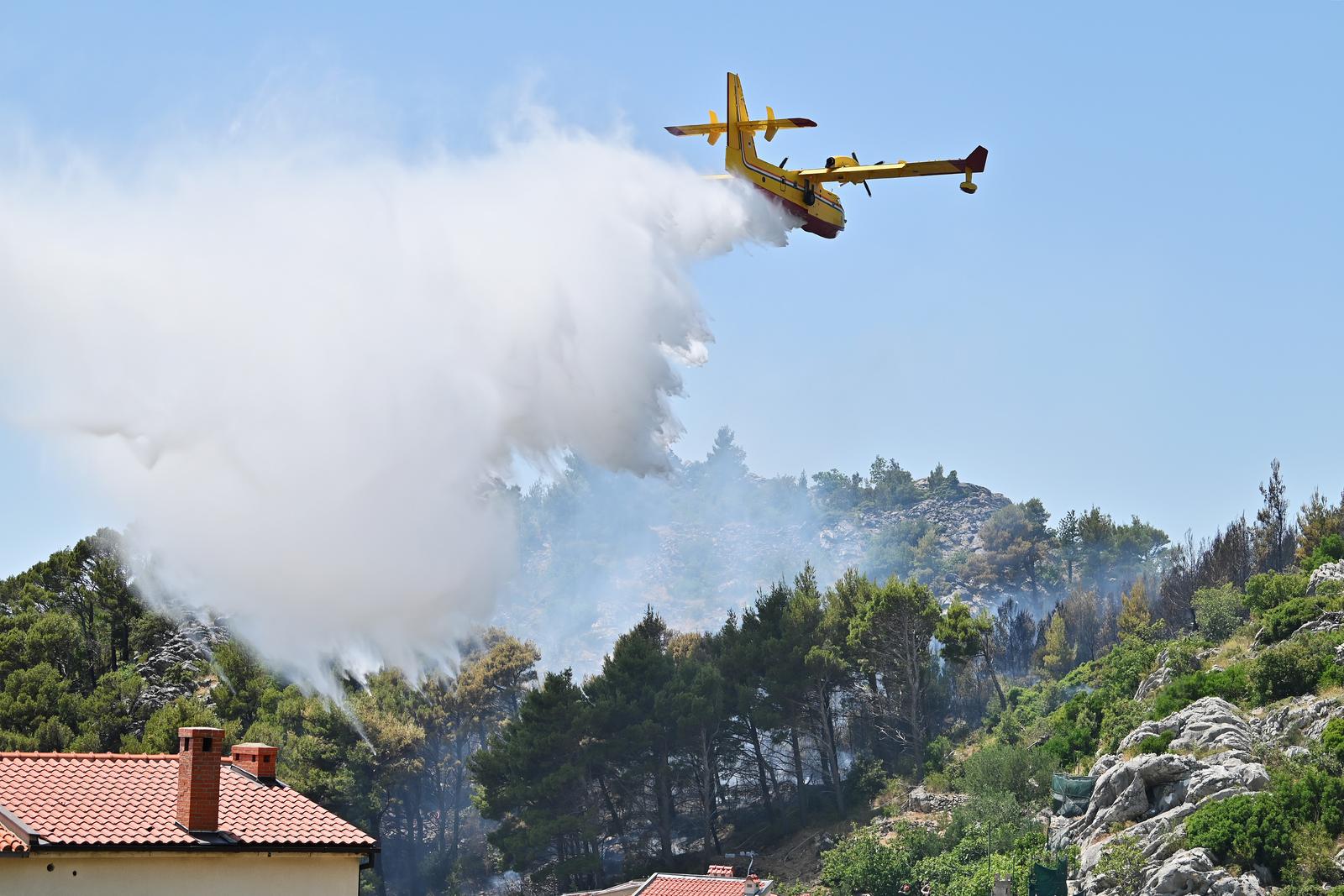 24.06.2025., Makarska - Buknuo pozar na Velikom Brdu.  Photo: Matko Begovic/PIXSELL
