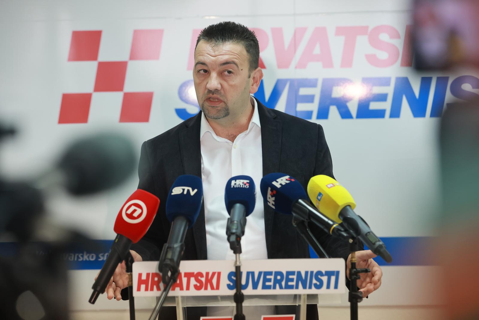 25.04.2025., Vukovar - Marijan Pavlicek, saborski zastupnik i predsjednik Hrvatskih suverenista odrzao je konferenciju za medije s temom podizanje kaznene prijave protiv gradonacelnika grada Vukovara Ivana Penave. Photo: Davor Javorovic/PIXSELL