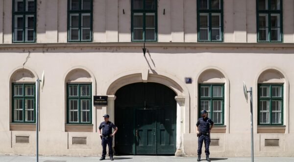 25.05.2025., Zagreb - Policija dovodi kombijem osumnjicene u akciji Karbon na Zupanijski sud. Photo: Matija Habljak/PIXSELL