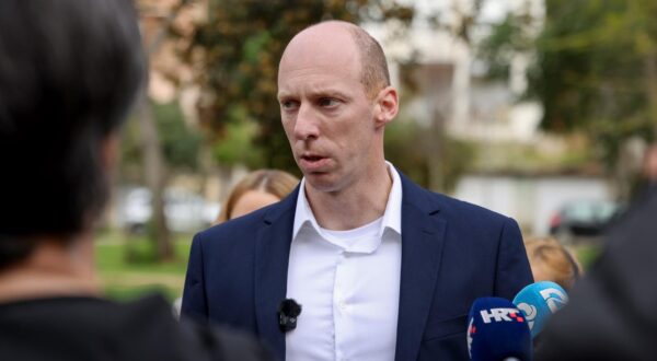 26.03.2025., Zadar - Kandidat za gradonacelnika Daniel Radeta, koordinatorica stranke Mozemo - Sandra Bencic i predsjednik SDP Hrvatske Sinisa Hajdas Doncic odrzali su konferenciju za medije na kojoj su najavili zajednicki izlazak na lokalne izbore i dali podrsku Danielu Radeti na kandidaturi za gradonacelnika Grada Zadra. Photo: Sime Zelic/PIXSELL