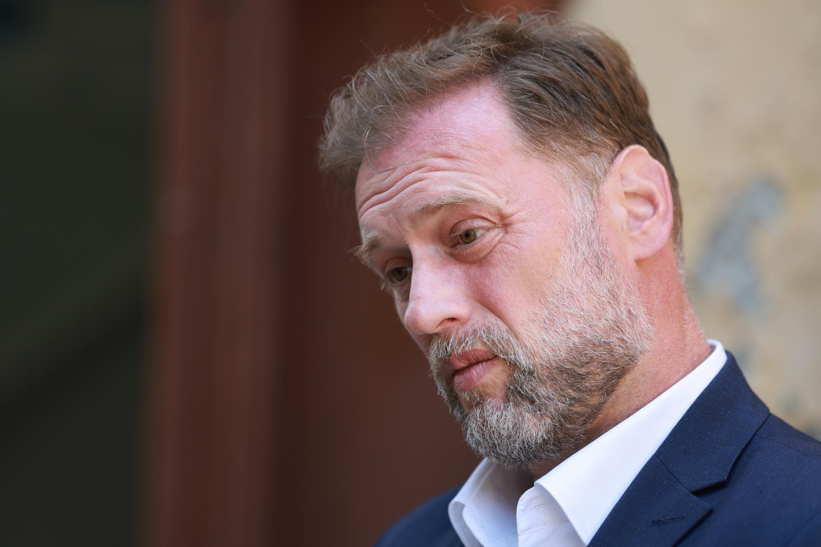 26.05.2025. Vinkovci - Na Općinskom sudu u Vinkovcima nastavlja se suđenje bivšem ministru Mariju Banožiću zbog prometne nesreće u kojoj je poginuo Goran Šarić iz Vinkovaca. Na raspravu danas stiže jedini svjedok nesreće, vozač kamiona. Photo: Davor Javorovic/PIXSELL