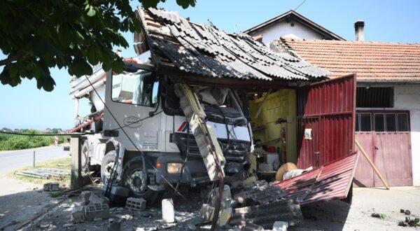 26.06.2025., Zagreb - U Botincu kamion naletio na kucu.  Photo: Davor Puklavec/PIXSELL
