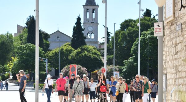 27.05.2025., Sibenik - Grad prepun turista koji obilaze staru gradsku jezgru. Photo: Hrvoje Jelavic/PIXSELL