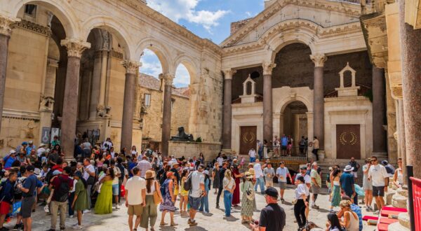 28.05.2025., Split.  -  Smjena straze na Splitskom Peristilu. Photo: Zvonimir Barisin/PIXSELL