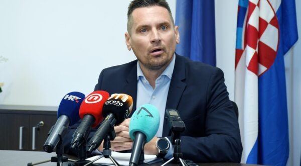 29.05.2025., Sisak - Konferencija za medije na kojoj je sisacki gradonacelnik Domagoj Orlic govorio o zatecenom financijskom stanju u Sisku.
Photo: Nikola Cutuk/PIXSELL Photo: Nikola Cutuk/PIXSELL