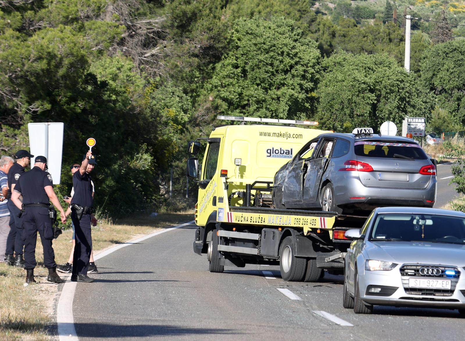 29.05.2025., Sibenik -Na Zupanijskoj cesti izmedju Sibenika i Tromilje, u blizini Bilica i Lugovica, dogodila se prometna nesreca u kojoj su sudjelovali autobus i osobno vozilo.Autobus je prevozio hrvatske vojnike iz Knina sa posla.Ozljedjenih nije bilo a promet se oidvija uz regulaciju prometne policije. Photo: Dusko Jaramaz/PIXSELL