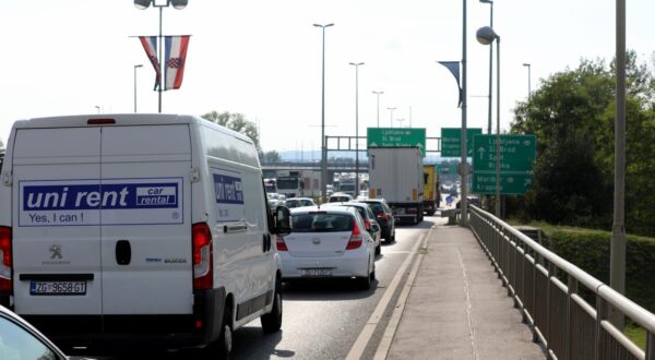 29.09.2021., Zagreb - Zbog iznenada zatvorene dionice autoceste A2 izmedju Jankomira i Zapresica dolazi do velikih prometnih guzvi. Photo: Robert Anic/PIXSELL