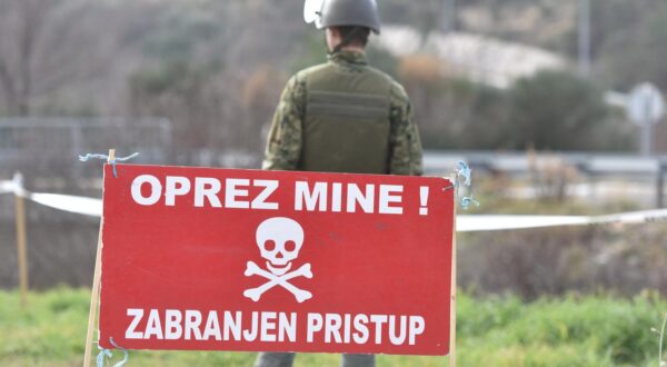 30.01.2018., Skradin - Zbog razminiranja u blizini izlaza s autoceste A-1 zatvoren je za promet izlaz - cvor Skradin. Promet se odvija obilazno. rPhoto: Hrvoje Jelavic/PIXSELL