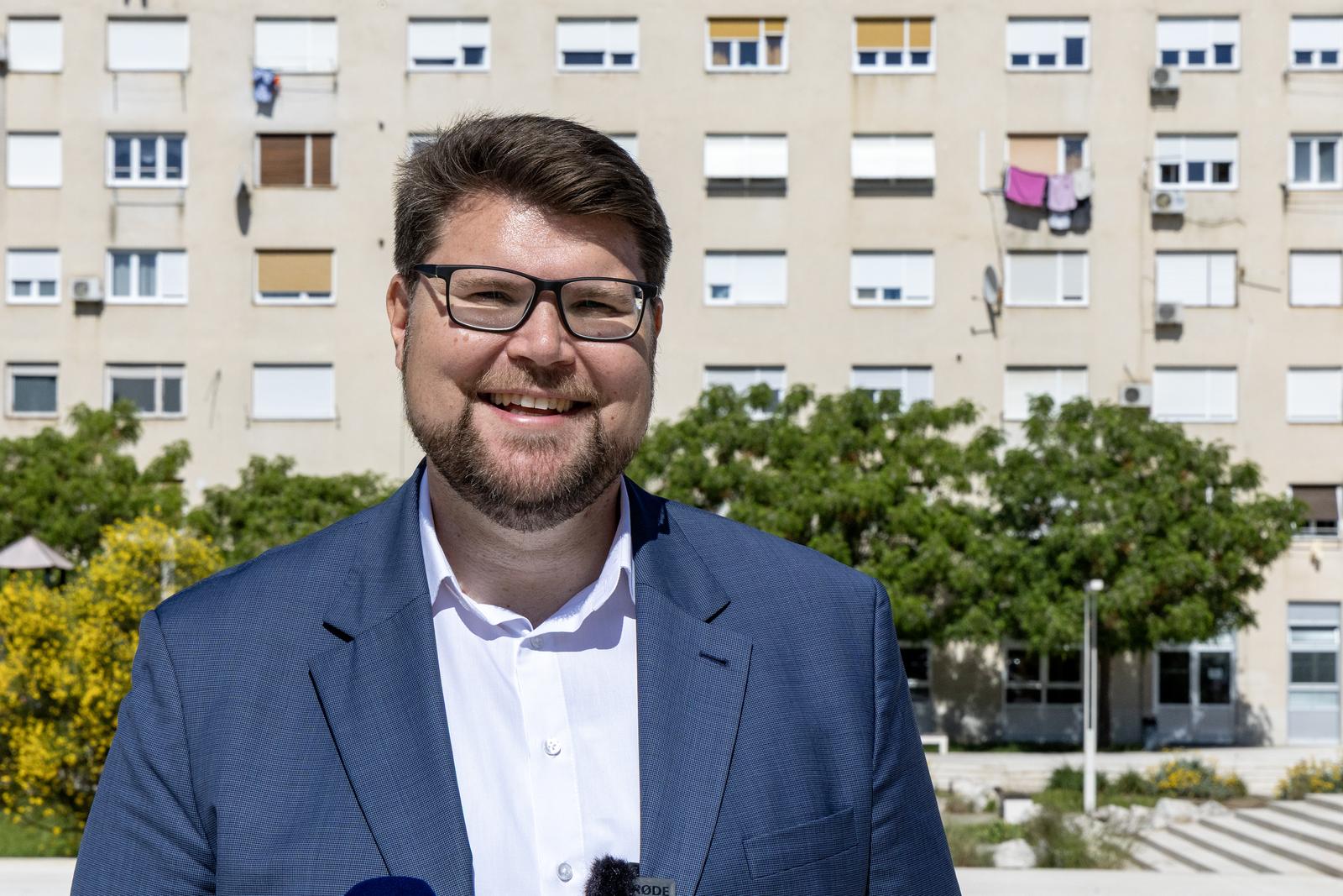 30.05.2025., Pula - Kandidat SDP-a za gradonacelnika Pule Pedja Grbin na Trg-u kralja Tomislava odrzao je konferenciju za medije koja je bila i zavrsno obracanje pred 2. krug lokalnih izbora. Photo: Srecko Niketic/PIXSELL