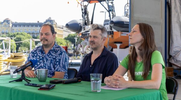 30.06.2025., Pula - Na legendarnom Greenpeaceov brodu Arctic Sunrise povodom kampanje protiv fosilnog plina, kojom se upozorava na stetnost njegove upotrebe odrzana je konferencija za medije. prvi casnik broda Raphael Paul Schmiedebach, Dario Jurican, kordinatorica kampanje Petra Andric Photo: Srecko Niketic/PIXSELL