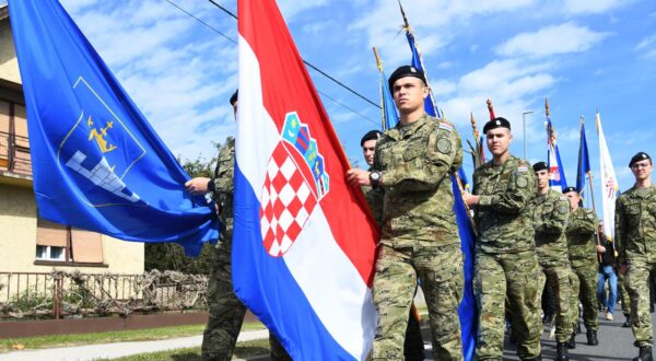 30.09.2024., Koprivnica  - Svecano obiljezena 33. obljetnica preuzimanja Vojarne u Koprivnici i Dan koprivnickih branitelja. Sredisnji dogadjaj obiljezavanja oslobodjenja Koprivnice bio je mimohod  pripadnika ratnih postrojbi HV-a, Policije i Udruga proizaslih
iz Domovinskog rata od bivse vojarne do Florijanskog trga. Photo: damir Spehar/PIXSELL