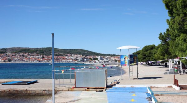 30.09.2024., Vodice - Puste i prazne vodicke plaze ispred hotela Imperial i Hotel Olympia Sky.
 Photo: Dusko Jaramaz/PIXSELL