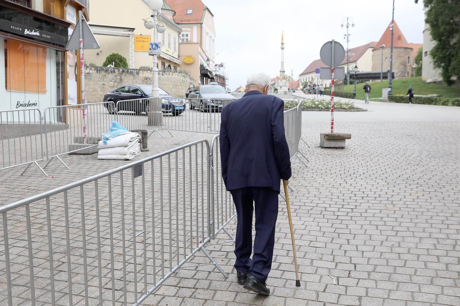 31.05.2022., Zagreb - Umirovljenici, koji su skupina gradjana najugozenija svakodnevnim poskupljenjima sve teze cekaju povecanje mirovina koje bi im trebalo omoguci prezivljavanje. Photo: Patrik Macek/PIXSELL