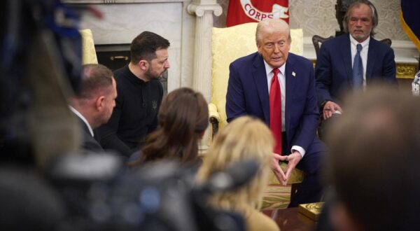 Ukrainian President Volodymyr Zelensky (L) talks with US President Donald Trump (C) and US Vice President JD Vance (R) in the Oval Office of the White House in Washington, DC, USA, 28 February 2025. Zelensky is in Washington to sign the framework of a deal, pushed by President Trump, to share Ukraines?s mineral wealth with the US. © Ukraine Presidency via Bestimage Photo: Ukraine Presidency via Bestimage/BESTIMAGE