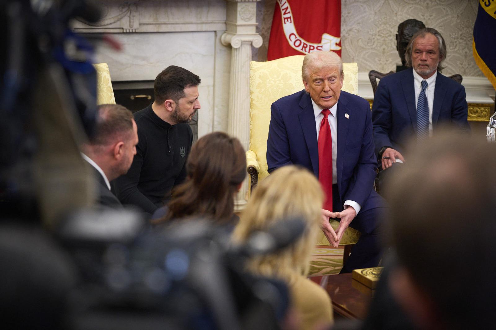 Ukrainian President Volodymyr Zelensky (L) talks with US President Donald Trump (C) and US Vice President JD Vance (R) in the Oval Office of the White House in Washington, DC, USA, 28 February 2025. Zelensky is in Washington to sign the framework of a deal, pushed by President Trump, to share Ukraines?s mineral wealth with the US. © Ukraine Presidency via Bestimage Photo: Ukraine Presidency via Bestimage/BESTIMAGE