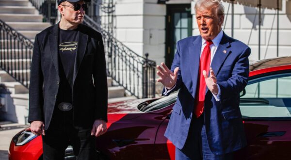 Info - La guerre est déclarée entre Elon Musk et le président américain Donald Trump - United States President Donald Trump speaks in front of a Tesla Model S with Elon Musk, Tesla CEO and Senior Advisor to the President of the United States, on the South Lawn of the White House in Washington, D.C. on March 11, 2025. President Trump has said he will buy a Tesla to support Tesla and Elon Musk after recent attacks on Tesla charging stations and calls for boycotts of Tesla products. Photo: Photo Press Service / BESTIMAGE/BESTIMAGE