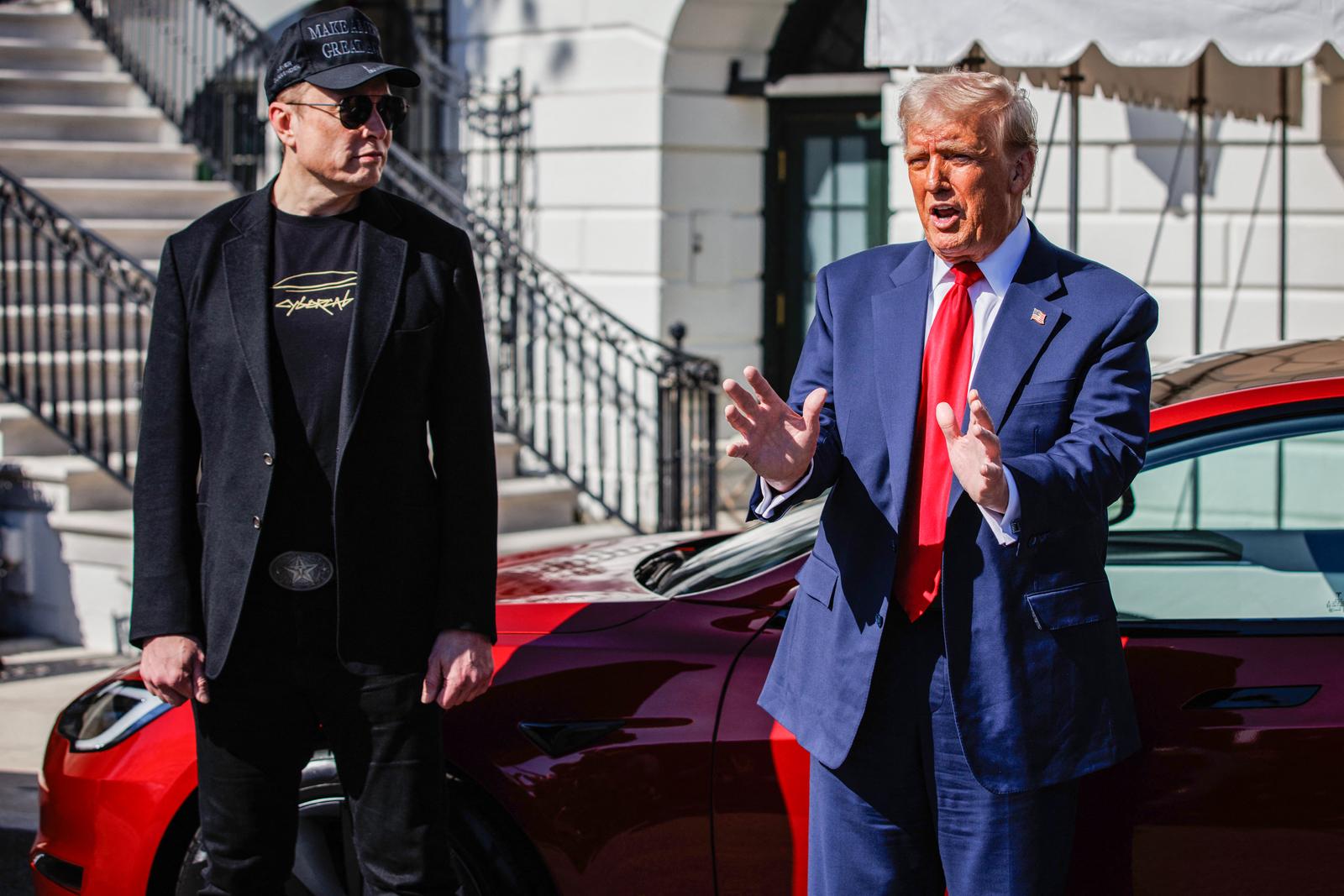 Info - La guerre est déclarée entre Elon Musk et le président américain Donald Trump - United States President Donald Trump speaks in front of a Tesla Model S with Elon Musk, Tesla CEO and Senior Advisor to the President of the United States, on the South Lawn of the White House in Washington, D.C. on March 11, 2025. President Trump has said he will buy a Tesla to support Tesla and Elon Musk after recent attacks on Tesla charging stations and calls for boycotts of Tesla products. Photo: Photo Press Service / BESTIMAGE/BESTIMAGE