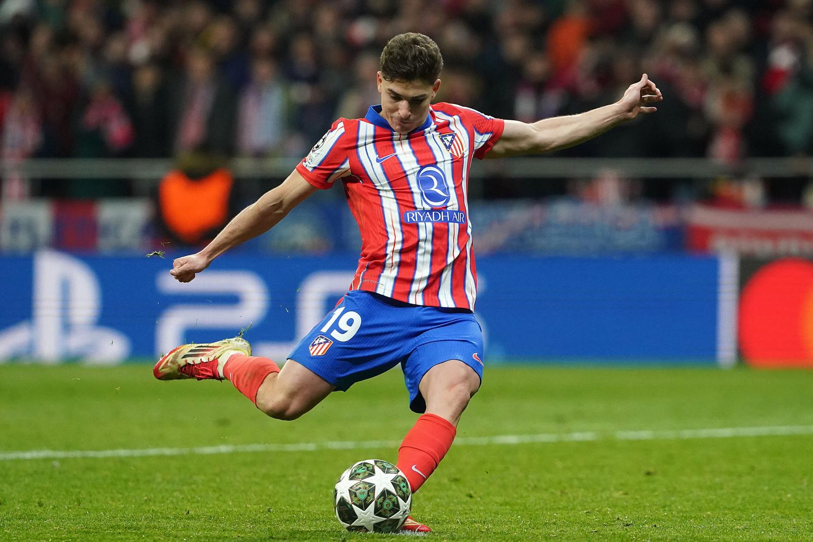 Atletico de Madrid's Julian Alvarez shots penalty during Champions League 2024/2025 Round of 16 2nd leg match. March 12,2025. (ALTERPHOTOS/Acero) Photo: Alterphotos / PsnewZ / Bestimage/BESTIMAGE