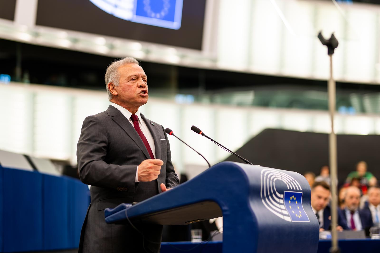 17 June 2025, France, Straßburg: Abdullah II bin al-Hussein, King of Jordan, stands in the European Parliament building and speaks. Among other things, MEPs are to discuss and vote on new rules to protect children from sexual abuse. Also on the agenda is a debate on relations with Israel and a revision of EU air passenger rights as well as a Commission report on the rule of law. The extension of a freight transport agreement with Ukraine is also to be voted on. The King of Jordan is due to speak in Parliament at around midday. Photo: Philipp von Ditfurth/dpa Photo: Philipp von Ditfurth/DPA