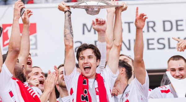 firo: 18.05.2025, Football, Football, 2.Liga, 2.Bundesliga, Season 2024/2025, FC Cologne vs 1. FC Kaiserslautern Dejan Ljubicic of FC Cologne lifts the Bundesliga 2 Meisterschale after winning the Second Bundesliga match between FC Cologne and 1. FC Kaiserslautern Photo: Max Ellerbrake/DPA