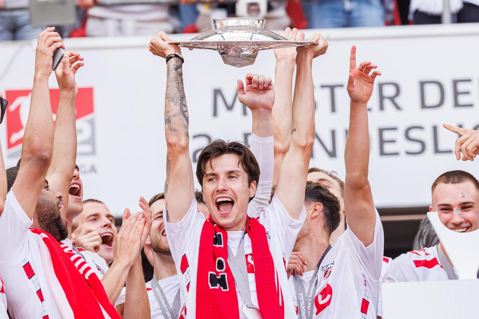 firo: 18.05.2025, Football, Football, 2.Liga, 2.Bundesliga, Season 2024/2025, FC Cologne vs 1. FC Kaiserslautern Dejan Ljubicic of FC Cologne lifts the Bundesliga 2 Meisterschale after winning the Second Bundesliga match between FC Cologne and 1. FC Kaiserslautern Photo: Max Ellerbrake/DPA