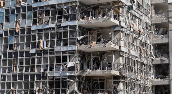 19 June 2025, Israel, Ramat Gan: A view of a building damaged by Iranian missile on Ramat-Gan. Photo: Ilia Yefimovich/dpa Photo: ILIA YEFIMOVICH/DPA