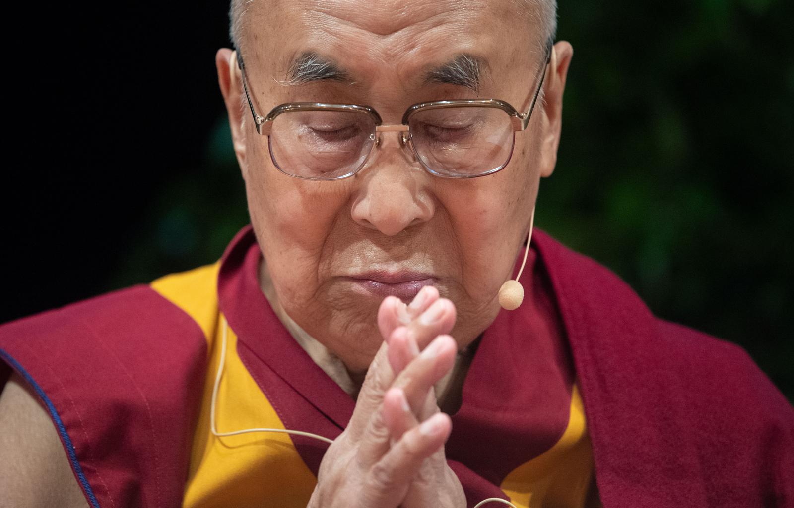 20 September 2018, Baden-Wuerttemberg, Heidelberg: Dalai Lama, spiritual leader of the Tibetans, looks down before his speech in the town hall. The Dalai Lama followed an invitation from the German-American Institute (DAI) to the annual International Science Festival and discussed the topic "Happiness and Responsibility" with scientists from Heidelberg. Photo: Marijan Murat/dpa /DPA/PIXSELL